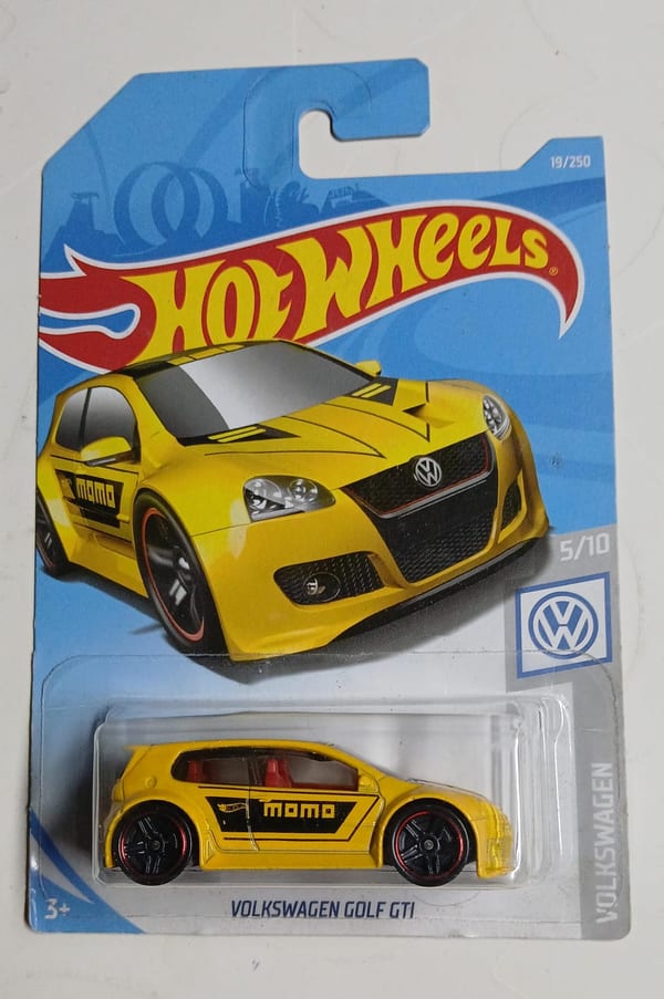 Volkswagen Golf GTI MOMO (Yellow)
